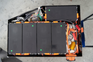 Gefüllte vordere Batteriebox. Sie ist in ihrer Form dem Raum im Motorenraum angepasst.