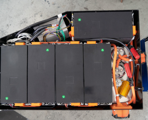 Gefüllte vordere Batteriebox. Sie ist in ihrer Form dem Raum im Motorenraum angepasst.