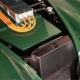 Blick auf den ehemaligen Motorenraum, in dem nun eine Batteriebox sowie ein Umrichter zu sehen ist. Der Deckel der Batteriebox ist in Wagenfarbe lackiert.