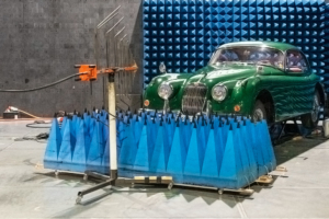 Jaguar XK150 in einer EMV-Testhalle. Eine Antenne ist auf das Fahrzeug gerichtet.