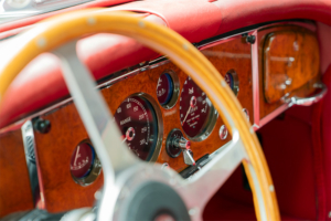 Anzeigen des Jaguar XK 150, die so angepasst wurden, dass sie die nötigen Informationen für ein Elektroauto liefern. Ladestand, Restreichweite, Durchschnittsverbrauch sowie aktuellen Leistungsbezug. Aber natürlich auch nach wie vor die Geschwindigkeit.