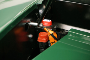 Jaguar XK150 Sicherheitshilfe, ein Kabel, welches mit einem Schneide-Symbol gekennzeichnet ist. Hier kann der 12 V-Strom durchtrennt werden.