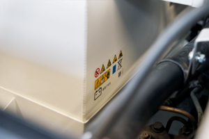 Vordere Batteriekiste des Defenders, in Wagenfarbe (weiss)
