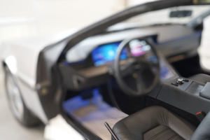 Das neue Interieur des DeLorean, im Bild absichtlich unscharf, damit man es nur erahnen kann.