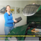 Ausschnitt aus einem Video. Ein Jaguar XK 150 mit offener Fronthaube, im ehemaligen Motorenraum sieht man Batterie und Umrichter. Daneben Silvia Marton in blauem Shirt, in der Hand ein Dummy des im Fahrzeug verbauten Elektromotors.
