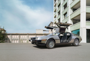 DeLorean Elektroumbau mit offenen Flügeltüren und Ansicht neues Interieur