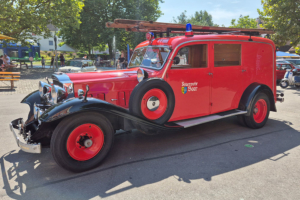 Ein zum Feuerwehrauto umgebauter Packard. Vorne Nebelhörner, oben Blaulicht und eine Leiter aus Holz.