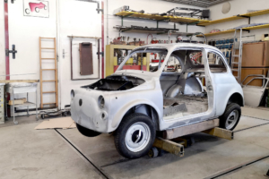 Die Karosserie des Fiat Nuova 500 weist nach dem Sand- und Nussstrahlen keine Lackreste mehr auf.