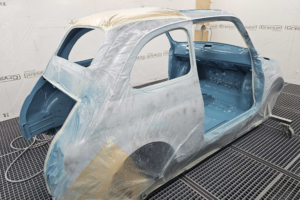 Das Interieur des Fiat Nuova 500 wurde in der Lackierkabine in der Farbe Azzurro Lipari lackiert.