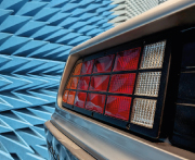Ausschnitt Heckleuchte eines DeLorean DMC in einer EMV Prüfhalle mit blauen Pyramidenabsorber im Hintergrund 