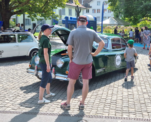 Two people talking about the electric Jaguar XK 150 at the Wheel Jam event in Baar 2024