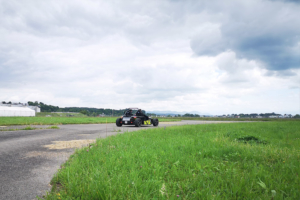 Ein eRod, also ein elektrisches Quad, fährt auf dem Flugplatu um eine Kurve.