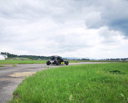 Ein eRod, also ein elektrisches Quad, fährt auf dem Flugplatu um eine Kurve.