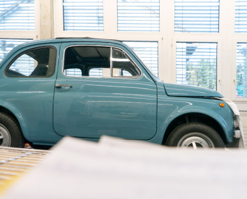 Fiat 500 steht auf Fahrzeuglift