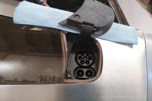 3-D-Prototyp der Ladeklappe in aufgeklappter Position. Provisorische Abdichtung der Ladedose.