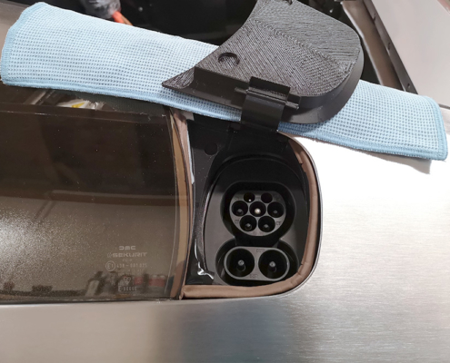 111514_manufakturmarton_ladedose_blog 3-D-Prototyp der Ladeklappe in aufgeklappter Position. Provisorische Abdichtung der Ladedose.