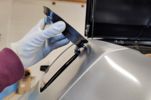 Test des Ladedosenscharniers am DeLorean