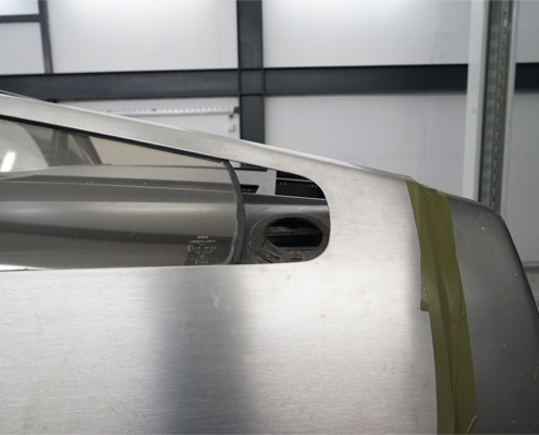 DSC01329_manufakturmarton_ladedose_blog Basis für Positionierung Ladedose im Delorean bildet die ehemalige Luftzufuhr für die Kühlung. Hier ohne die schwarze Abdeckung mit Lamellen.