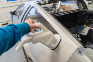 Test Grösse CCS-Ladestecker an der linken Heckscheibe des Delorean