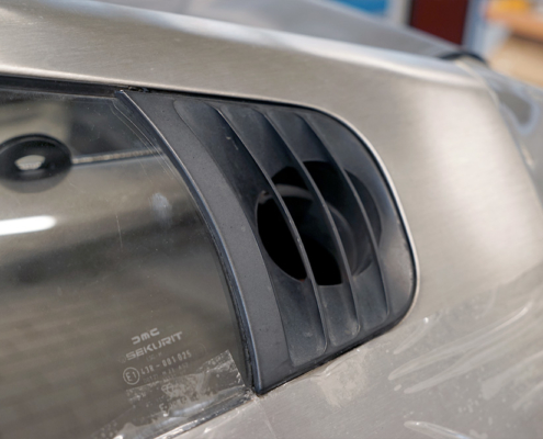 DSC02376_manufakturmarton_ladedose_blog Detailansicht eines DeLorean, hinteres Seitenfenster, und am Ende des Fensters ein Einlass für die Motorenkühlung.