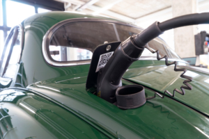 Ladekabel ist in Ladedose des elektrifizierten Jaguar XK150 eingesteckt