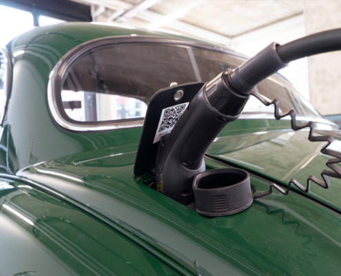 DSC02464_manufakturmarton_ladedose_blog Ladekabel ist in Ladedose des elektrifizierten Jaguar XK150 eingesteckt