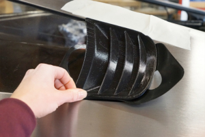 3D-Druck Prototyp der Ladedosenklappe wird am Delorean getestet