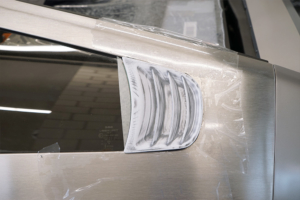 Die angeschliffene Ladeklappe, ein letztes Mal eingebaut, bevor sie zum Lackierer ging