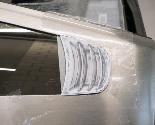 DSC05261_manufakturmarton_ladedose_blog Die angeschliffene Ladeklappe, ein letztes Mal eingebaut, bevor sie zum Lackierer ging