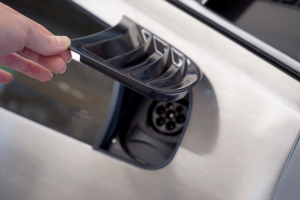 Finale lackierte Ausführung des Ladedosendeckels für den Delorean