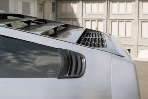 Die geschlossene Ladedose. Die Lamellenoptik wiederholt sich im Heck des Fahrzeugs.