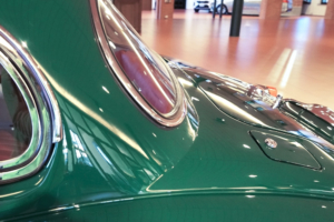 Heck des Jaguar XK150, auf dem Bild sieht man unter anderem die verschlossene Tankklappe.