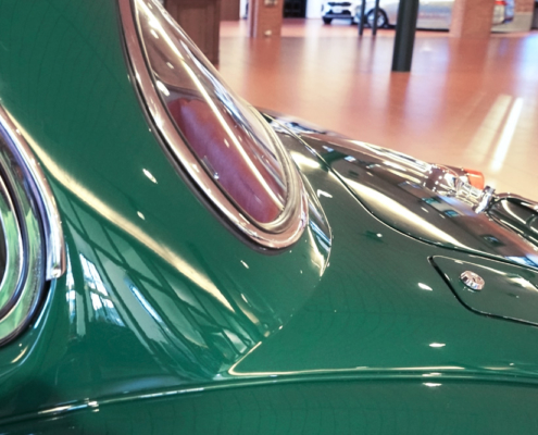 DSC07106_manufakturmarton_ladedose_blog Heck des Jaguar XK150, auf dem Bild sieht man unter anderem die verschlossene Tankklappe.