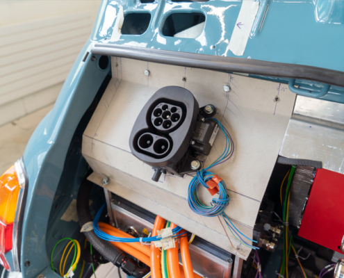 DSC08397_manufakturmarton_ladedose_blog Planung Positionierung der Ladedose im Fiat 500. Man blickt auf das offene Heck des Autos, die Ladedose ist vorerst an einer Halterung aus gefaltetem Karton montiert.