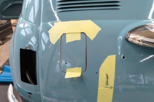 Die Heckklappe des Fiat 500 in mittelblau. Die Ladedose wurde nun aus dem Heck herausgeschnitten.