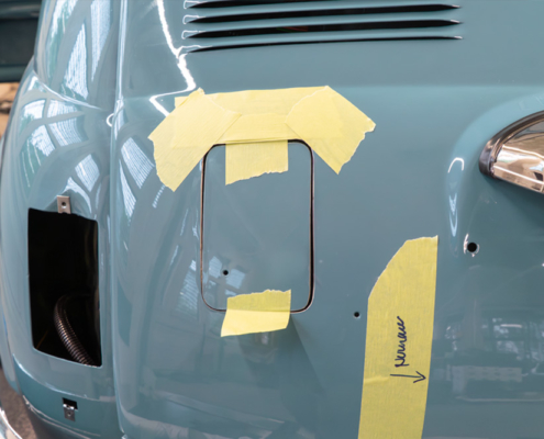 DSC08829_manufakturmarton_ladedose_blog2 Die Heckklappe des Fiat 500 in mittelblau. Die Ladedose wurde nun aus dem Heck herausgeschnitten.