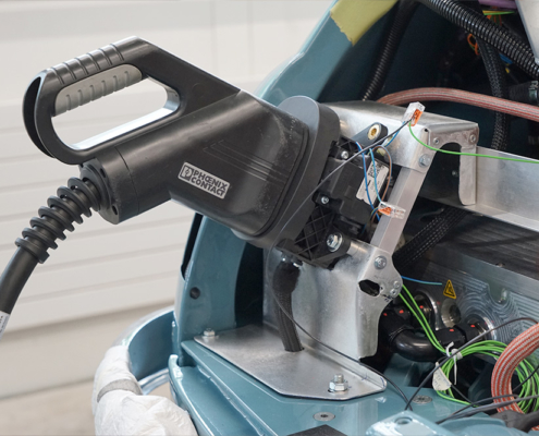 DSC08886_manufakturmartin_ladedose_blog Bei offener Heckklappe ist der CCS-Stecker eingesteckt. Eine Konstruktion aus Aluminium hält die Ladedose.