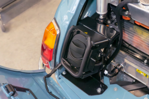 Die finale Version der Haltekonstruktion, nun scharz lackiert.