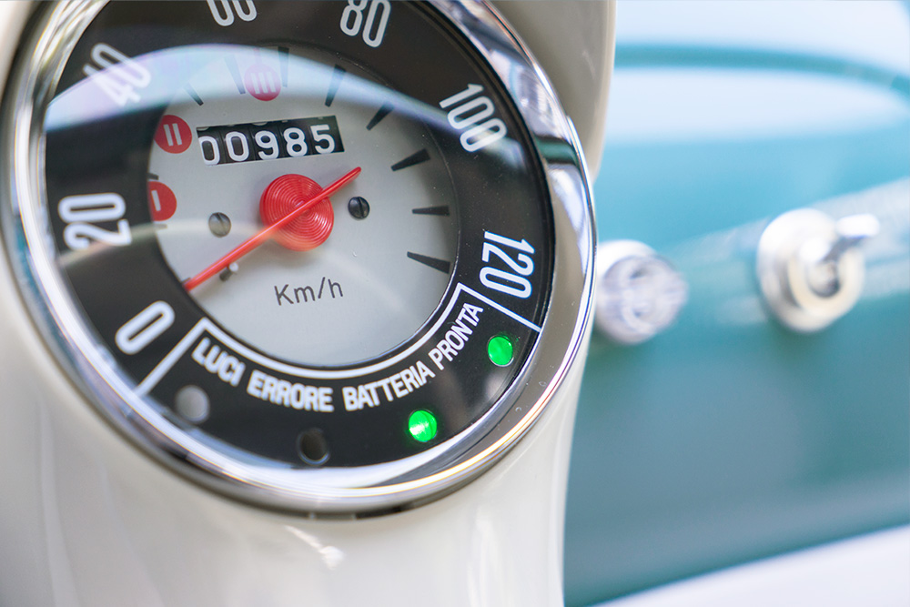 The speedometer display; LEDs indicate when the vehicle is ready A round speedometer in a vehicle, with four recesses at the bottom for LEDs that indicate whether the lights are on, whether there is a fault, and whether the battery and the overall system are ready.