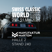 Bild mit Heckansicht des DeLoreans in Abendstimmung. Darüber folgender Text: Swiss Classic World Luzern, 29.-31. Mai 2026 Logo der Manufaktur Marton. Halle 2, Stand 240